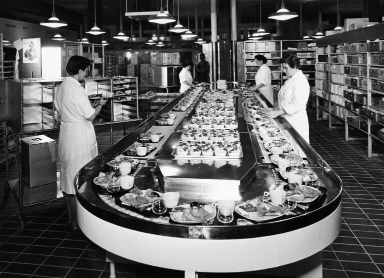 How Aircraft Catering Truck & Airline Catering Works Aviation Learnings