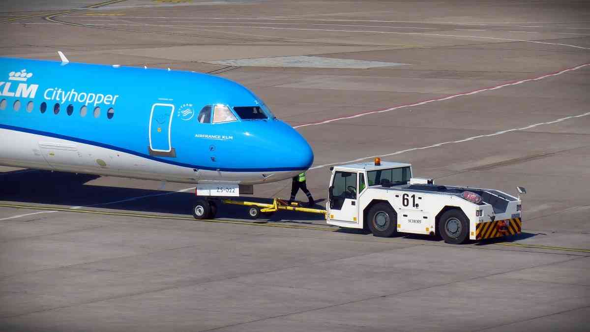 How Aircraft Pushback Tractors Work? Aviation Learnings