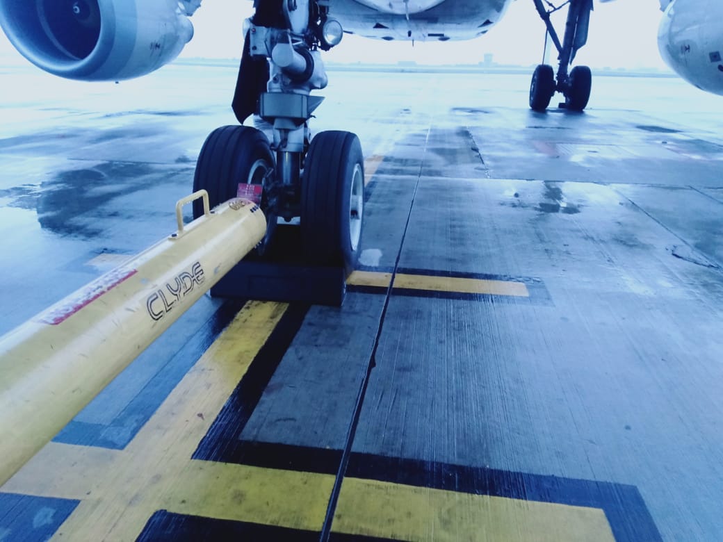 How Aircraft Pushback Tractors Work? Aviation Learnings