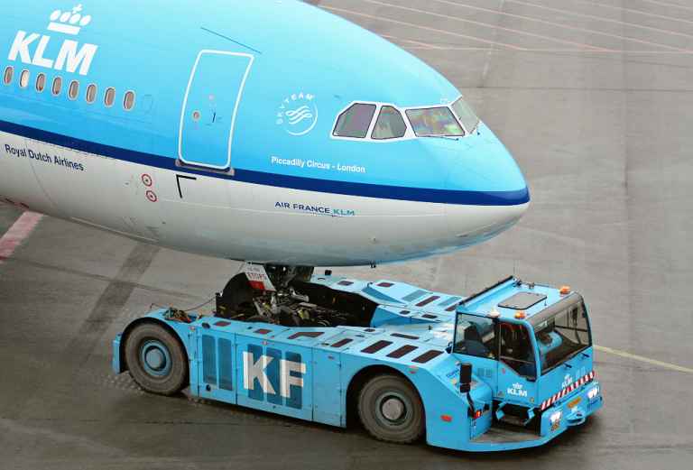 Towbarless Pushback Tractors In Airports Stock Photo Image, 49% OFF